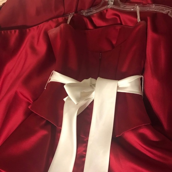 Red dress - Picture 3 of 4